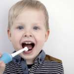 Spazzolino elettrico, efficace anche nei bambini di 2 anni