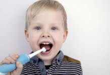 Spazzolino elettrico, efficace anche nei bambini di 2 anni