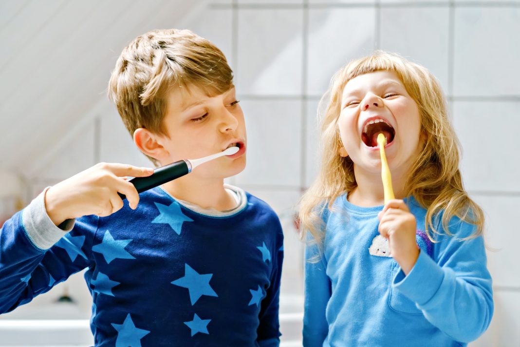 Bambini lavarsi i denti