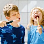 Come insegnare ai bambini a lavarsi i denti? Forse è tempo di cambiare metodo Bambini lavarsi i denti
