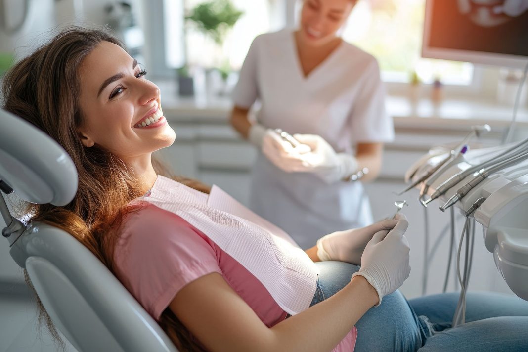 Dentist Treating Teeth Of Pregnant Woman Patient Lying, Generati Salute orale gravidanza