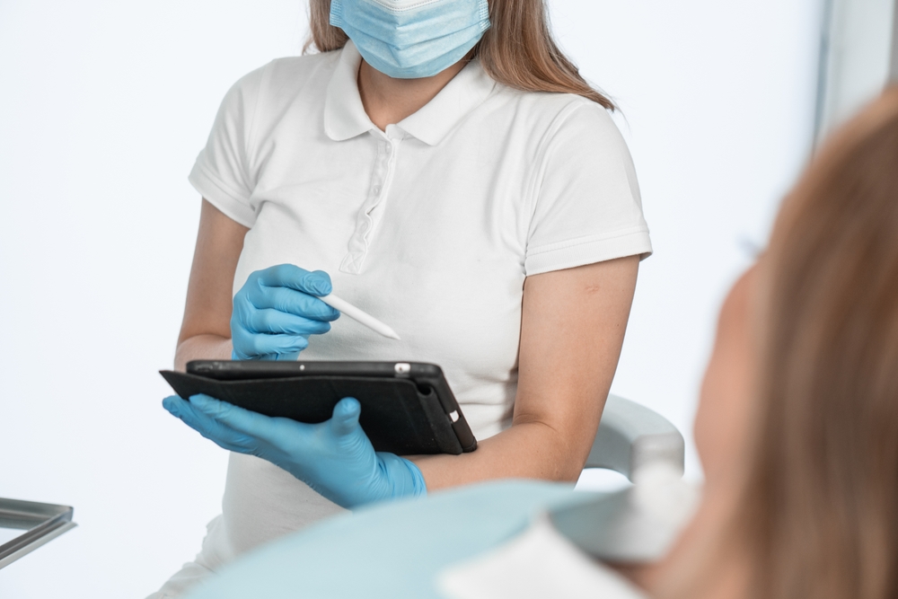 A,Dentist,Consults,A,Patient,At,Appointment,At,A,Medical cartelle cliniche elettroniche