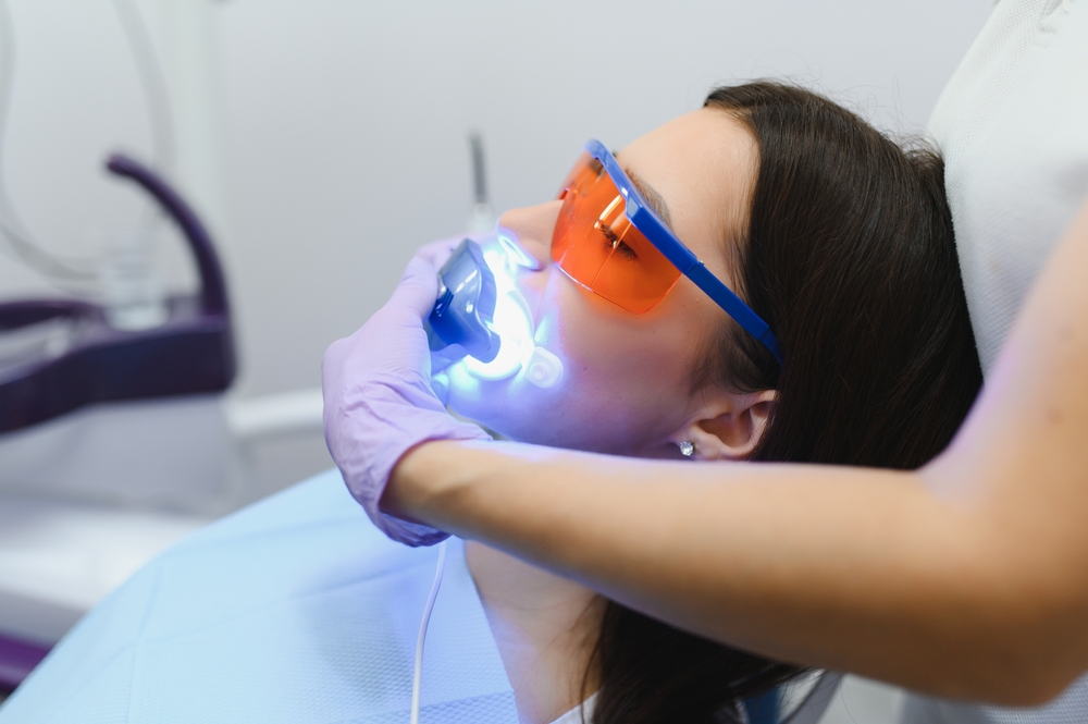 Girl,Patient,In,The,Dental,Clinic.,Teeth,Whitening,Uv,Lamp Ipersensibilità dentale