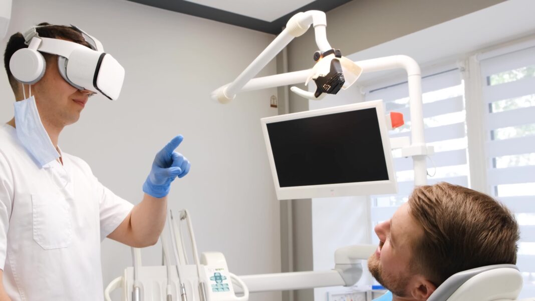 Young,Patient,In,A,Dental,Chair.,Treatment,Through,Virtual,Reality Chirurgia endodontica microscopica