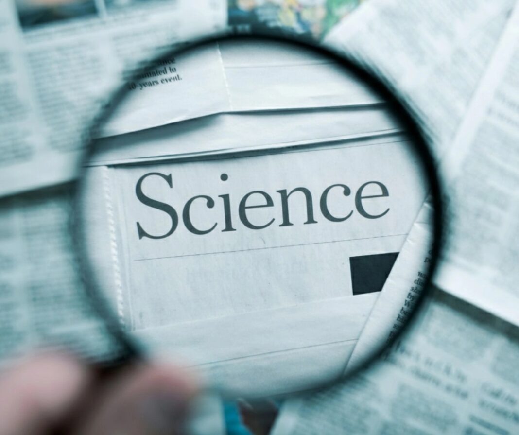 Conceptual,Image,Showing,The,Word,Science,Highlighted,With,A,Magnifying Parodontologia