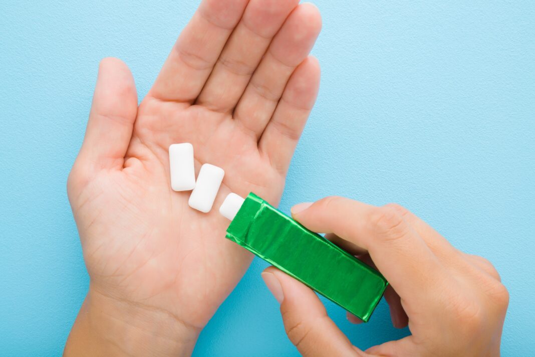 Young,Adult,Woman,Hand,Pouring,White,Chewing,Gum,Pads,From chewing gum salute orale