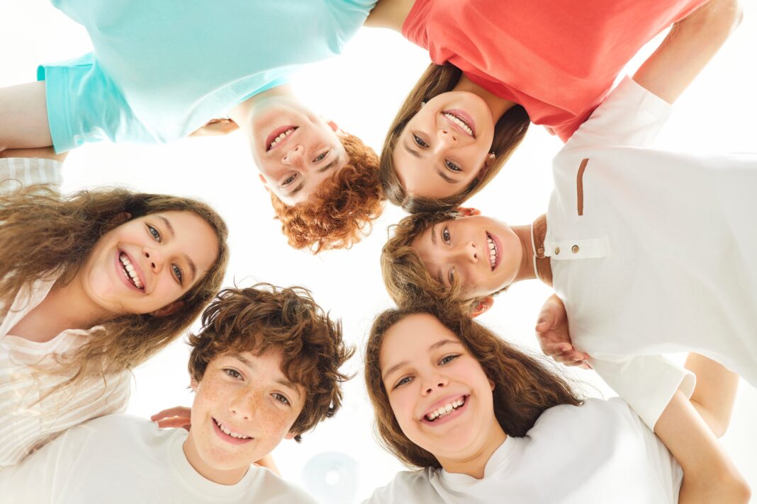 Portrait,Of,Happy,Students,Standing,Together,In,A,Circle,,Embracing Impianti negli adolescenti