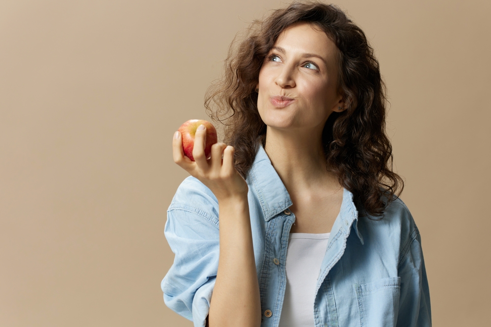 Funny,Happy,Cute,Curly,Beautiful,Female,In,Jeans,Casual,Shirt Masticazione e attività cerebrale