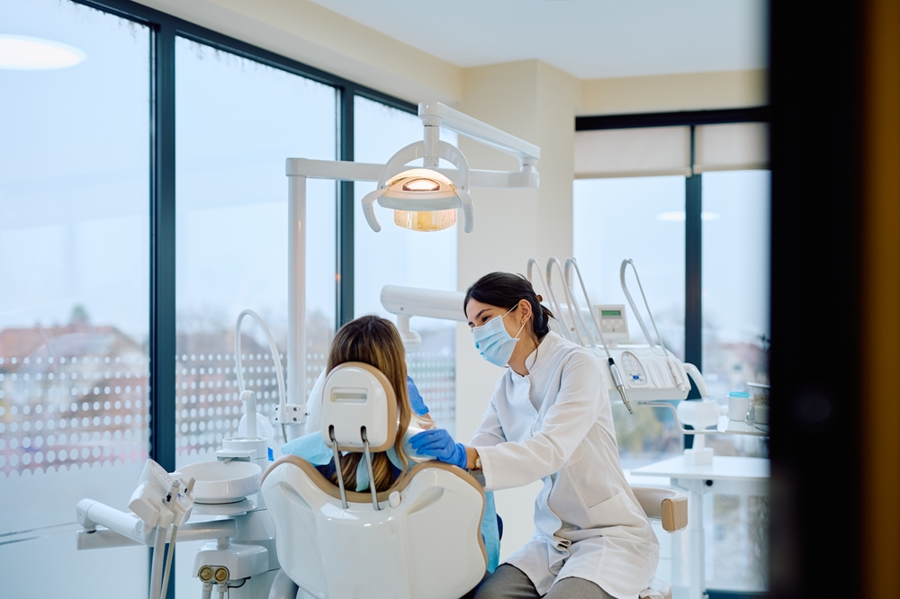 Dentistry,Professional,In,A,Mask,And,Gloves,Preparing,To,Examine Parodontologia di precisione