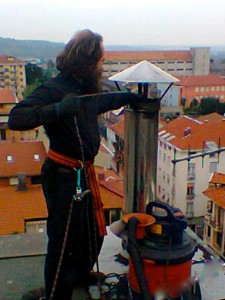 INTERVENTO DAL TETTO. La scelta degli strumenti da utilizzare dipende dal tipo di canna fumaria e di fuliggine: in questo caso la pulizia viene effettuata con una corda dotata, all'estremo, di un utensile specifico