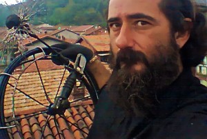 IMPARA L'ARTE.... Paolo Defilippi è un ingegnere che ha deciso di diventare spazzacamino e fumista: alla passione per il lavoro manuale somma il fascino di poter osservare le città dall'alto.