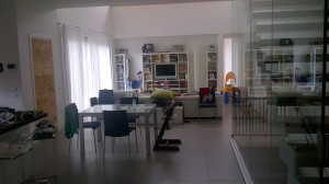 IL NET ZERO ENERGY BUILDING realizzato è un edificio residenziale monofamiliare di nuova costruzione (2010) composto da 16 vani per un totale di 270 m2 disposti su due piani fuori terra e uno interrato.  