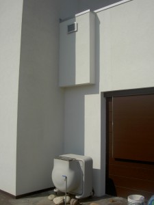 LA QUALITÀ DELL’ARIA, fondamentale in una casa termicamente molto isolata, è affidata all’unità di rinnovo aria ELFOFresh2 che provvede al ricambio dell’aria, alla filtrazione e alla deumidifica estiva.