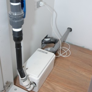 LA POMPA PER ACQUE CHIARE. Sanishower, particolarmente indicata per lo scarico delle docce, è stata collocata all’interno della zona spogliatoio e gestisce gli scarichi di 4 docce.