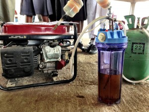 PROFUMO DI ENERGIA. «L'odore dell'urina è mal sopportato soprattutto se è quella degli altri. Per evitare l'inconveniente basta aggiungere alla soluzione l'1% di soda, sufficiente ad abbattere l'odore e a rendere accettabile da chiunque l'uso del generatore».(Foto: Lawal Olaide)