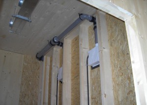 IN CANTIERE. Alcune immagini relative alle diverse fasi di installazione impianti. (foto: Moriggl)