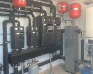 LA CENTRALE TERMICA completa di gruppi di rilancio, collettore e caldaia a condensazione da 100 kW.