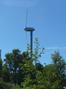 RENDIMENTO COMBINATO. Applicando una pompa di calore con COP = 3, la potenza meccanica prelevata dal compressore frigorifero - che fa diminuire il rendimento elettrico – è pari a solo 1/3 della potenza termica sottratta ai componenti da raffreddare, resa disponibile allo scambiatore di calore a vantaggio dell'incremento del rendimento complessivo.