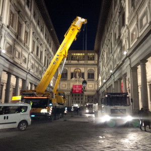 L'OPERAZIONE è terminata intorno alle ore 20.00, le foto in notturna sono quelle di smontaggio delle transenne dal piazzale.