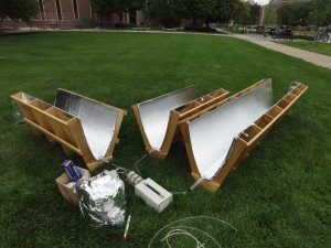 ACQUA PULITA DAGLI SPECCHI. Ecco alcuni dei prototipi sviluppati per concentrare i raggi ultravioletti verso i tubi trasparenti, posti nel fuoco delle superfici riflettenti a sezione parabolica, nei quali scorre l'acqua da disinfettare. I risultati finora ottenuti dal gruppo di ricerca della Purdue University sono molto promettenti. (FOTO Prof. Ernest R. Blatchley III)