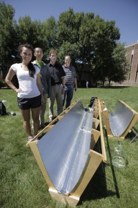 I PROTAGONISTI DELLA RICERCA. A fianco del riflettore parabolico, da sinistra a destra: Diana Kapanzhi, studente presso la Scuola di Ingegneria Civile; Paul Shen, laureato alla Stanford University; Ernest R. Blatchley III, professore di Ingegneria civile e Ingegneria ambientale ed ecologica; Bruce Applegate, professore di Scienze dell'alimentazione e di Scienze biologiche. (FOTO Prof. Ernest R. Blatchley III)