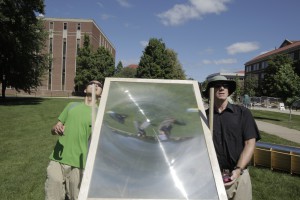 LENTE FRESNEL PER DISINFETTARE L'ACQUA. Come qualsiasi apparecchio dotato di lampada UV, anche una lente fresnel permette di concentrare i raggi ultravioletti, utilizzando come fonte il Sole. Nell'immagine Paul Shen ed “Chip” Blatchley mentre orientano la lente verso un contenitore d'acqua da disinfettare. (FOTO Prof. Ernest R. Blatchley III)