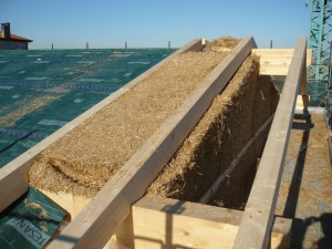 MURO VEGETALE. Ecco come si presentava il nodo fra il muro in balloni di paglia e il tetto durante la costruzione: ciascuno dei componenti è stato disegnato e prodotto su misura, risolvendo tutti gli aspetti tecnico-costruttivi.