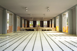 La superficie di 220 mq del capannone di Consonni Strade è accessibile con mezzi pesanti: il sistema è concepito per massetti cementizi di elevato spessore, utilizzati nei pavimenti sottoposti a carichi pesanti, statici o anche mobili, fino a 5 kN/mq. 