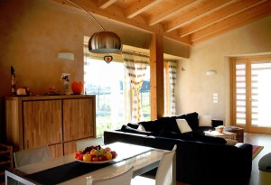 CALDA E ACCOGLIENTE. Non solo dal punto di vista dell'ambientazione e degli arredi: le spesse murature in paglia e intonaco restituiscono temperature superficiali dei muri interni superiori a 17 °C.