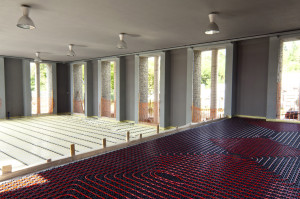 Negli uffici al piano rialzato (e nel magazzino posto al piano interrato), che registreranno un carico standard del pavimento, è stato applicato Fonterra Base 30-2, sistema radiante con pannelli modulari a bugne.