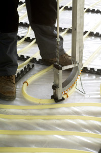 Per la stesura dei tubi, Fonterra Industry combina due soluzioni: per superare grandi distanze e rettilinei è disponibile un binario, applicabile sullo strato di isolamento; per descrivere curve, il tubo, in questo caso la variante PE-Xc 20x2,0 mm, è fissato con graffe mediante un utensile dall’utilizzo intuitivo. 