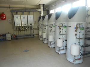 LA CENTRALE TERMICA, composta da 3 moduli da 150 kW Ariston Thermo e 5 pompe di calore Nuos 250 abbinate al solare per la mensa e gli spogliatoi.