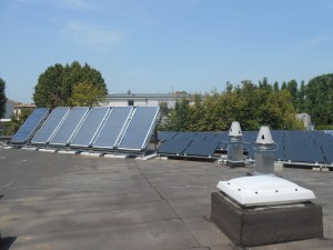 I PANNELLI SOLARI con superficie totale netta 13,2 mq, con struttura a serpentina in rame, piastra captante altamente selettiva e profilo in alluminio anodizzato.