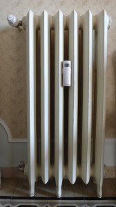 LA CONTABILIZZAZIONE DEL CALORE. Su tutti i radiatori sono stati installati ripartitori elettronici Brunata Futura Heat+ che registrano l’emissione di calore realmente derivante dall’impianto di riscaldamento, escludendo il calore “passivo” assorbito dall’ambiente circostante”.  