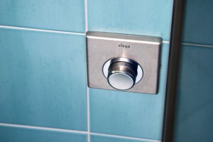 L’INSTALLAZIONE. La facilità d’uso e l’igiene in questi bagni pensati per i bambini sono essenziali e le placche di comando Viega Visign for Public si inseriscono perfettamente nelle scelte progettuali, grazie alla praticità e funzionalità che le contraddistingue.