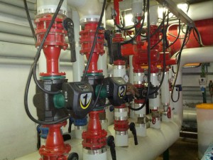 Il collettore della centrale termica da cui partono diversi circuiti (riscaldamento e uta), (fonte: AEVV)