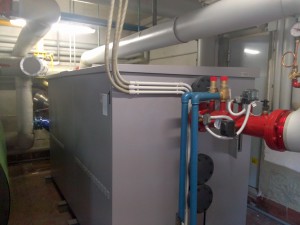 Il nuovo gruppo termico che ha sostituito una delle due caldaie preesistenti (fonte: AEVV)