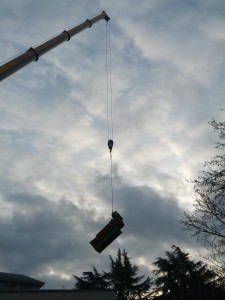 Una suggestiva immagine relativa all’operazione di rimozione della “vecchia” caldaia  (foto: AEVV)