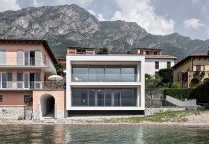 SEMPLICE E LINEARE. Il prospetto principale rivolto verso il lago è caratterizzato dalle ampie superfici vetrate esposte a ponente, che consentono l'uso versatile dei generosi terrazzi aggettanti (Marcello Mariana)