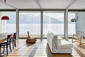 LUCE E OMBRA. I dispositivi per il controllo dell'irraggiamento solare svolgono un ruolo fondamentale nel controllo delle condizioni di comfort termico e luminoso degli spazi interni (Marcello Mariana)