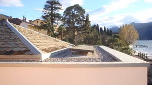 PANNELLI E PAESAGGIO. La presenza dei collettori solari, che producono il 55% dell'acqua calda sanitaria, è stata dissimulata mediante un'inclinazione ridotta rispetto al piano orizzontale della copertura (ing. Cesare Sala)