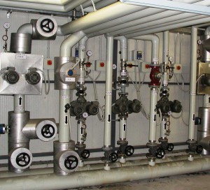 UN’OPPORTUNA separazione dei circuiti di distribuzione dei fluidi termovettori, se necessario, potrebbe consentire di mantenere in funzione parte dell’impianto anche durante il periodo di chiusura per ferie. 