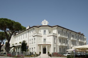 IL GRAND HOTEL. Il rinnovato edificio, frutto delle riqualificazione dell'ex Colonia Veronese, accoglie un albergo a 5 stelle sontuosamente rifinito per assicurare il massimo comfort agli ospiti.