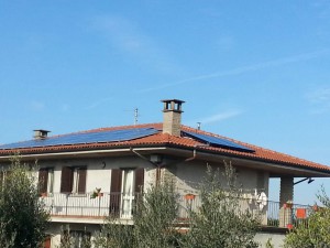 IMPIANTI SOLARI. Oltre ai tre collettori solari termici è presente un impianto fotovoltaico costituito da 24 moduli in silicio policristallino.