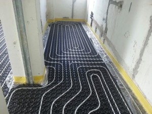 IL PAVIMENTO funge da superficie di riscaldamento attraverso l’utilizzo di un sistema a pannelli radianti.