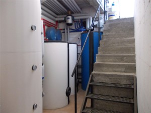 IL LOCALE CALDAIE con i puffer e i bollitori e stato costruito successivamente alla posa degli elementi dell’impianti.