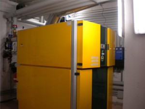 LA CALDAIA A CIPPATO viene alimentata da una coclea che preleva il cippato da un locale interrato costruito ad hoc in cemento armato e areata in maniera opportuna per evitare il ristagno dell’umidità.