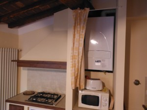 UNA CALDAIA singola con produzione istantanea di acqua calda sanitaria provvede al riscaldamento dell’appartamento più grande e due caldaie con accumulo sanitario sono a servizio di altri due appartamenti.