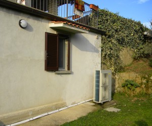 L’UNITÀ ESTERNA della pompa di calore aria/acqua da 11 kW di potenza termica.