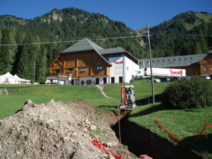 LA PREPARAZIONE DEL TERRENO per la posa del sistema di teleriscaldamento; sullo sfondo il rinomato prosciuttificio Wolf.